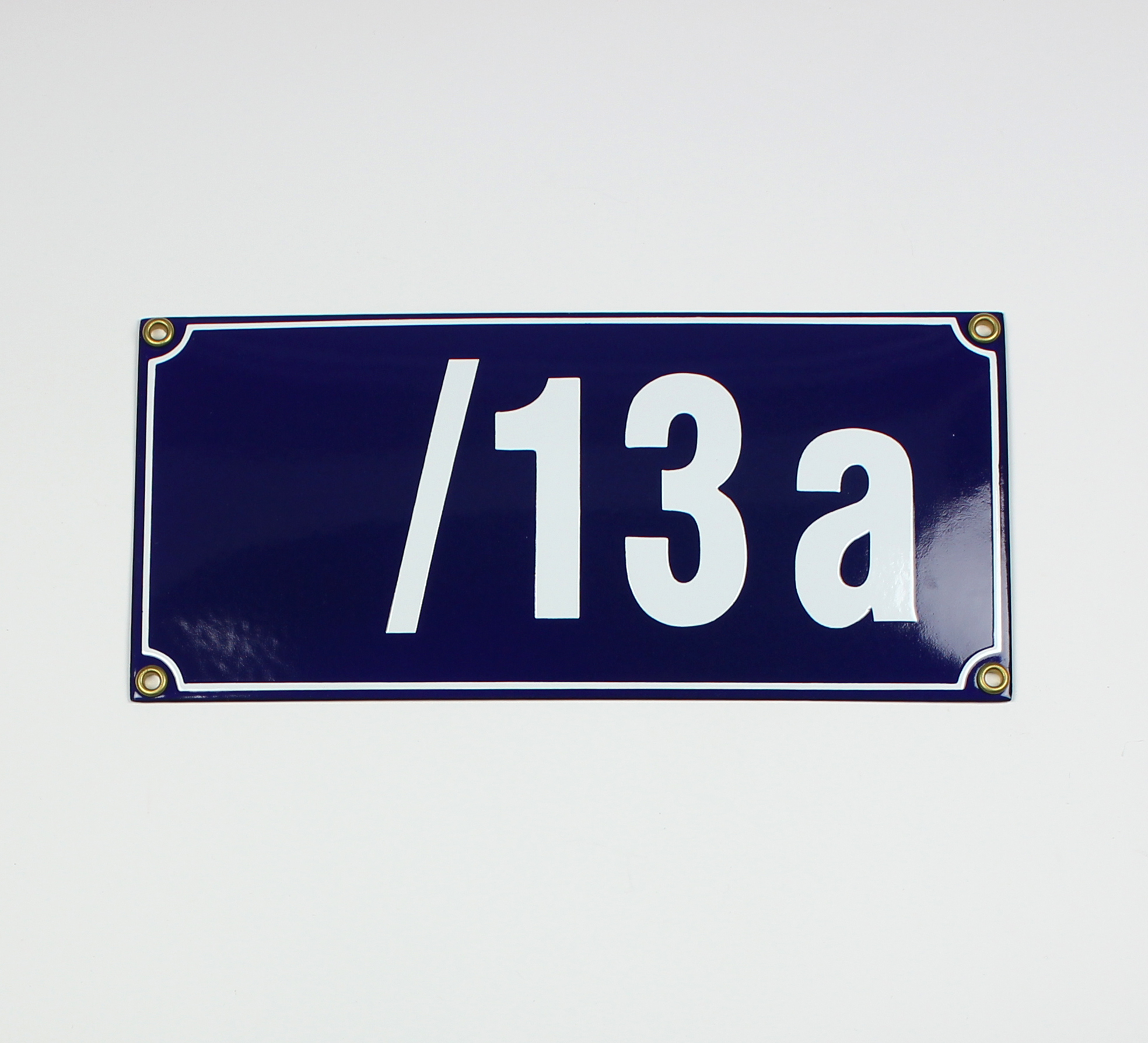 Hausnummernschild /13a blau Blockschrift 26x12 cm Emailleschild