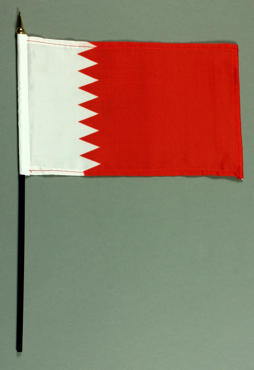 tischfahne-bahrain-15x25cm Tischflagge Bahrain 25x15 cm BASIC optional mit Tischflaggenständer