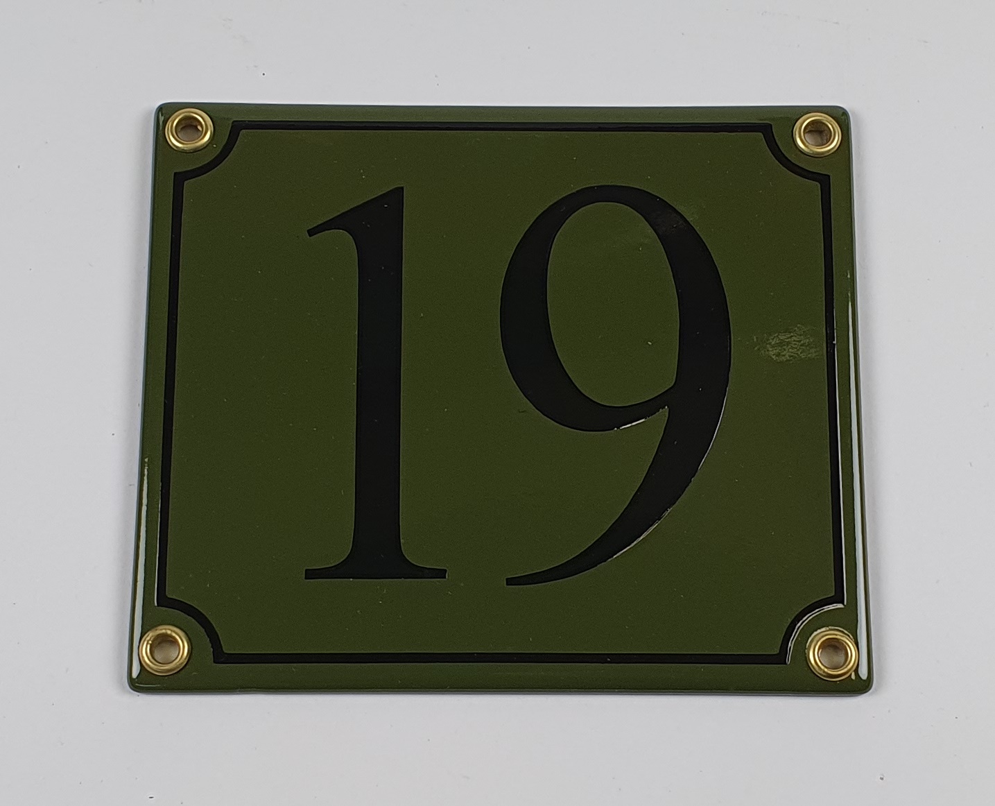 schild-19-gruen 19 dunkelgrün / schwarz Serif 14x12 cm sofort lieferbar Schild Emaille Hausnummer