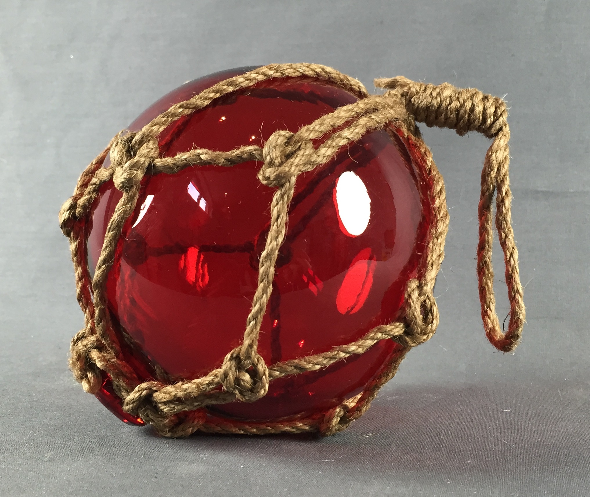 Deko Fischerkugel aus Glas rot 13 cm Tauwerk Netz