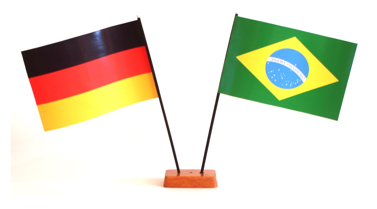 9x14-brasilie-deutschlandn Mini Tischflagge Brasilien 9x14 cm Höhe 20 cm mit Gratis-Bonusflagge und Holzsockel Tischfähnchen
