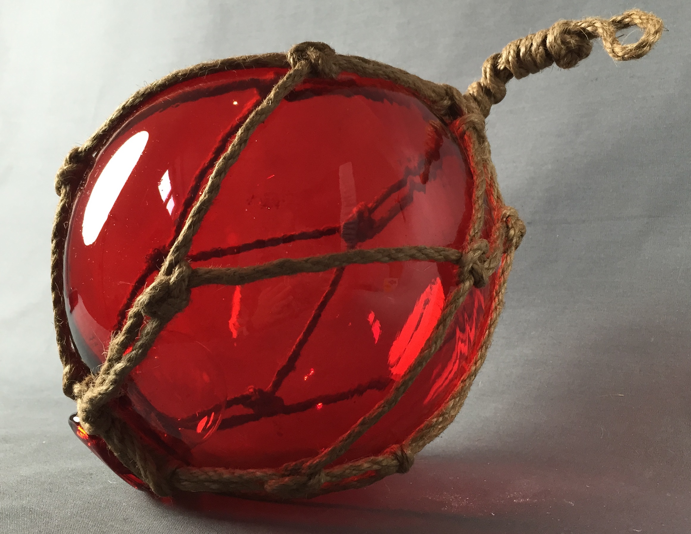 Deko Fischerkugel aus Glas rot 17 cm Tauwerk Netz