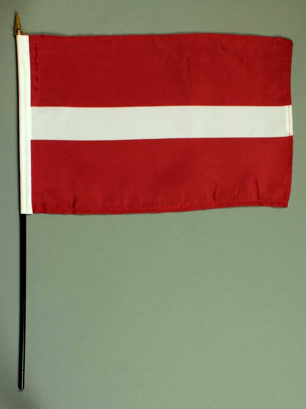 Tischflagge Lettland 20x30 cm mit Tischflaggenständer aus Mahagoni Holz