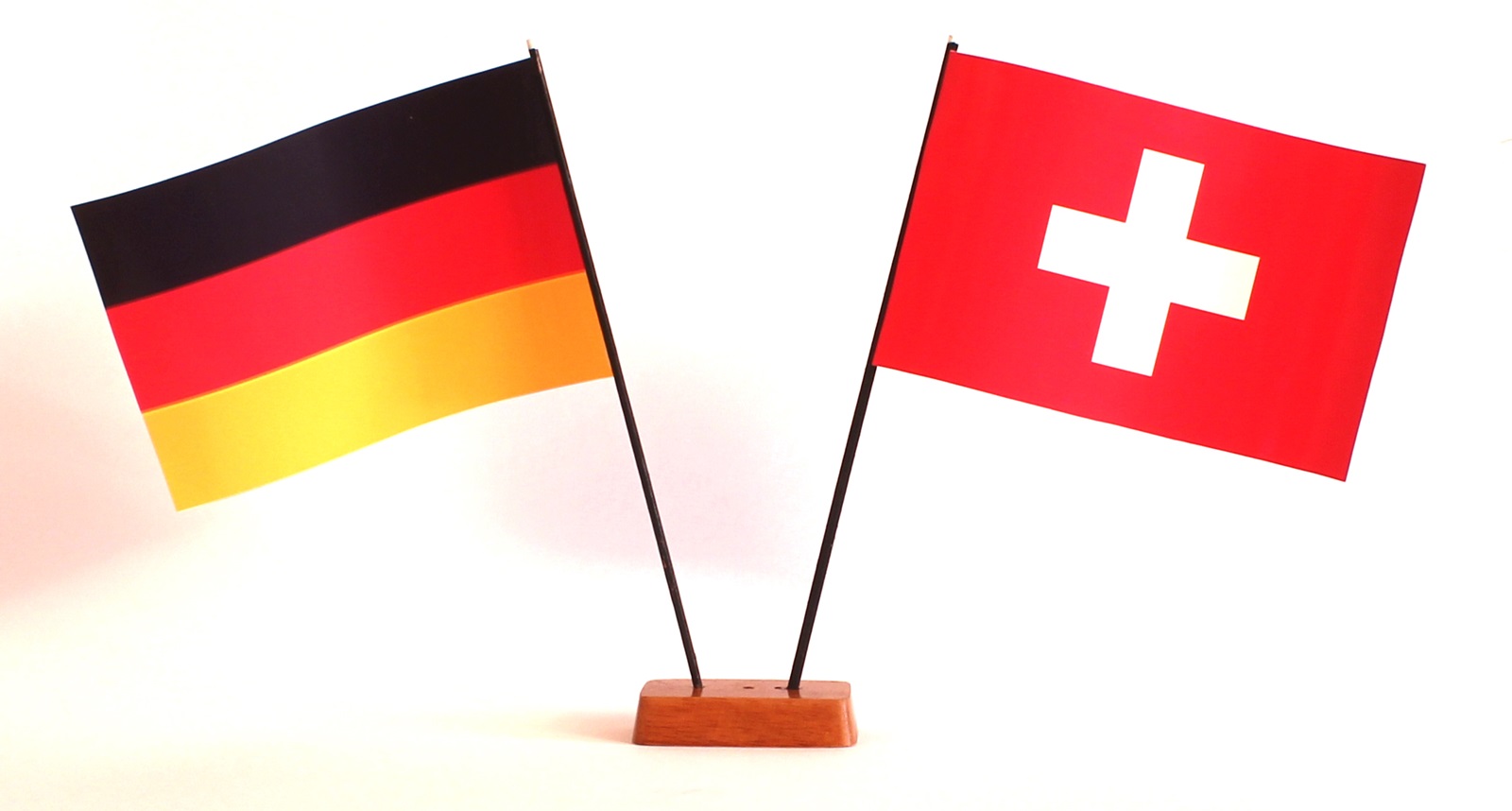 Mini Tischflagge Schweiz 9x14 cm Höhe 20 cm mit Gratis-Bonusflagge und Holzsockel Tischfähnchen