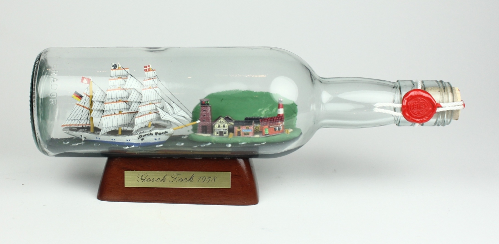 Gorch Fock 500 ml runde Flasche Buddelschiff mit Landschaft