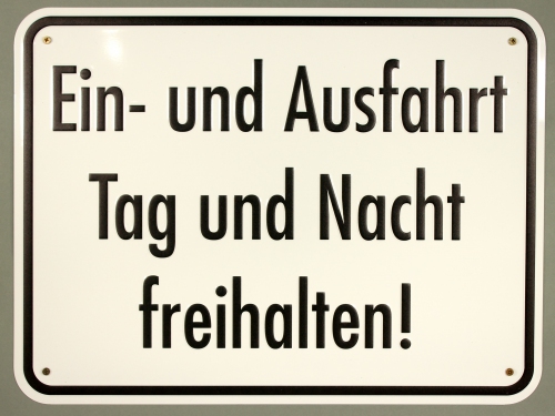 Aluminium Schild Ein- und Ausfahrt Tag und Nacht freihalten 300x400 mm geprägt