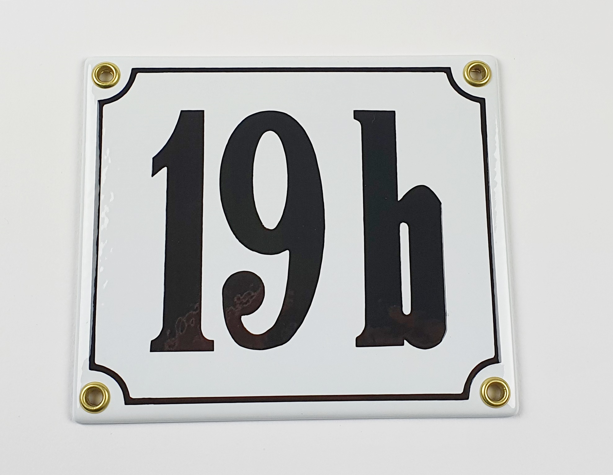 Hausnummernschild 19b weiß Clarendon 14x12 cm Emailleschild