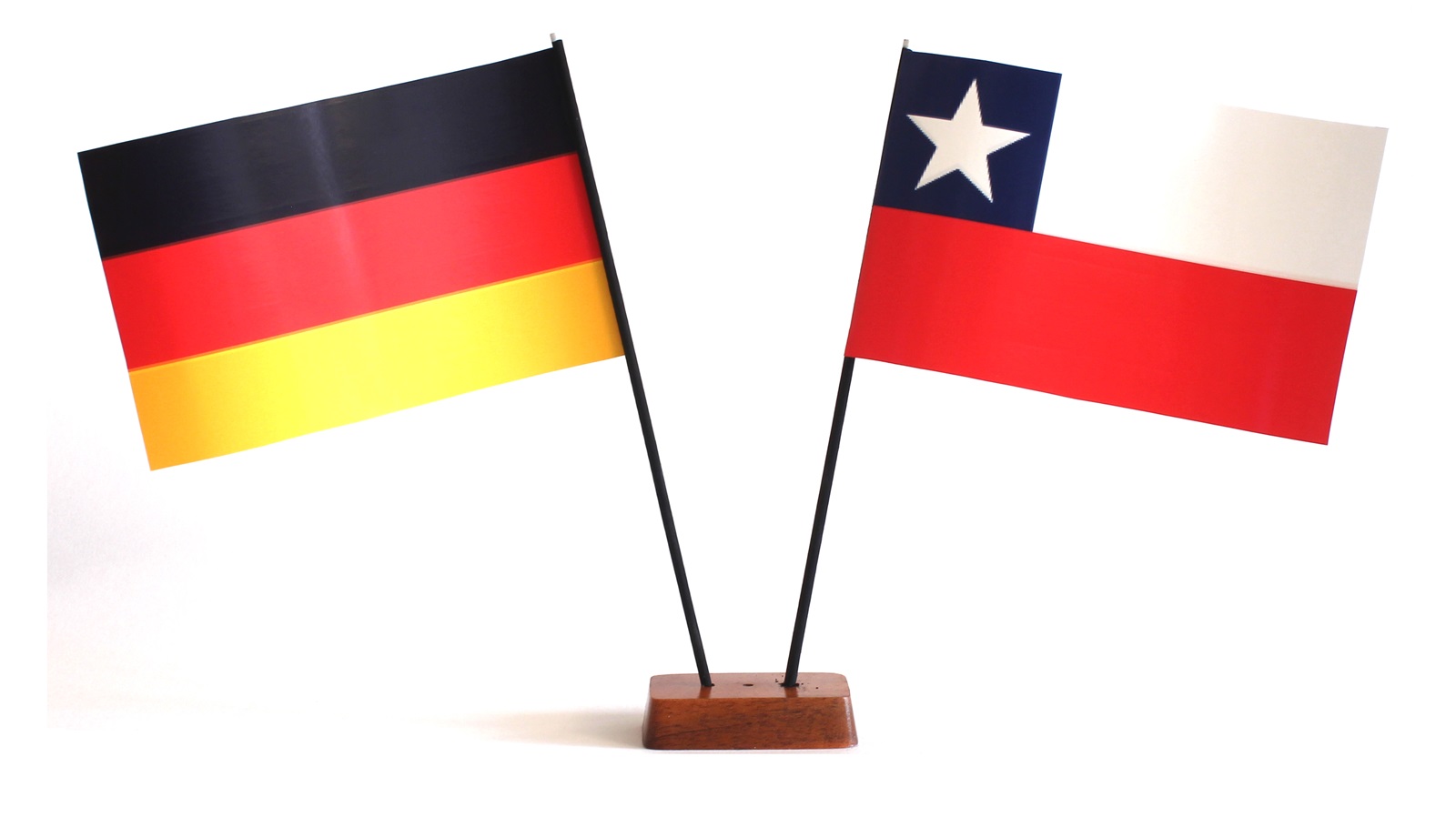 Mini Tischflagge Chile 9x14 cm Höhe 20 cm mit Gratis-Bonusflagge und Holzsockel Tischfähnchen