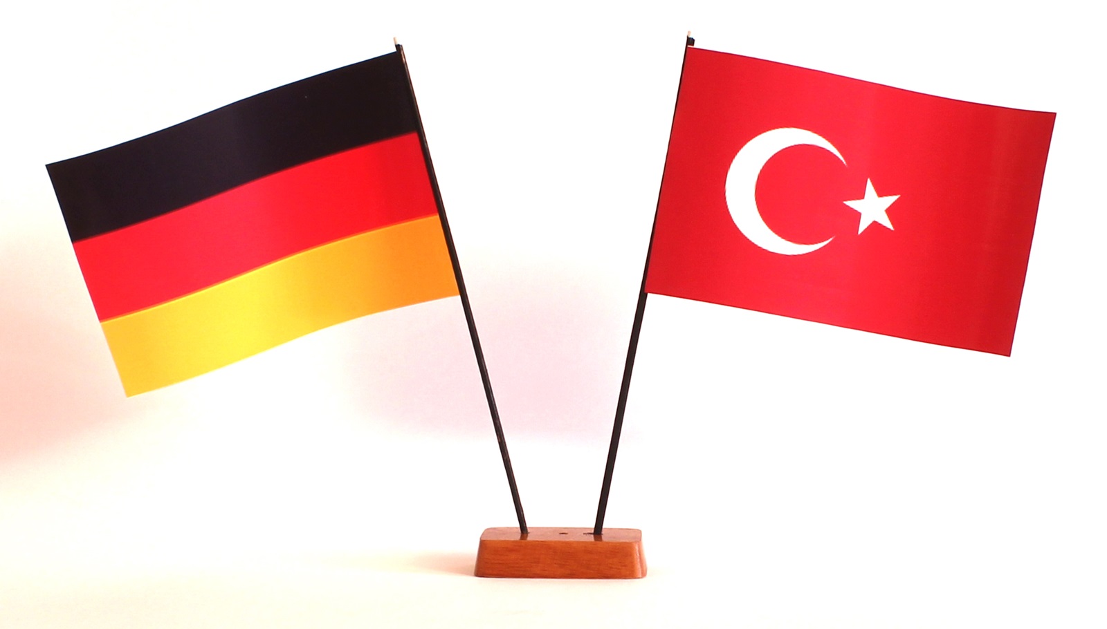 Mini Tischflagge Türkei 9x14 cm Höhe 20 cm mit Gratis-Bonusflagge und Holzsockel Tischfähnchen