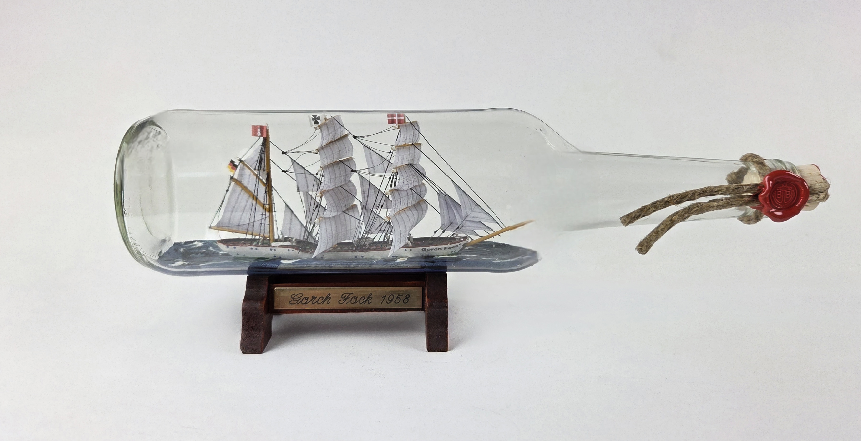 Gorch Fock 700 ml runde Flasche Buddelschiff Museumsqualität