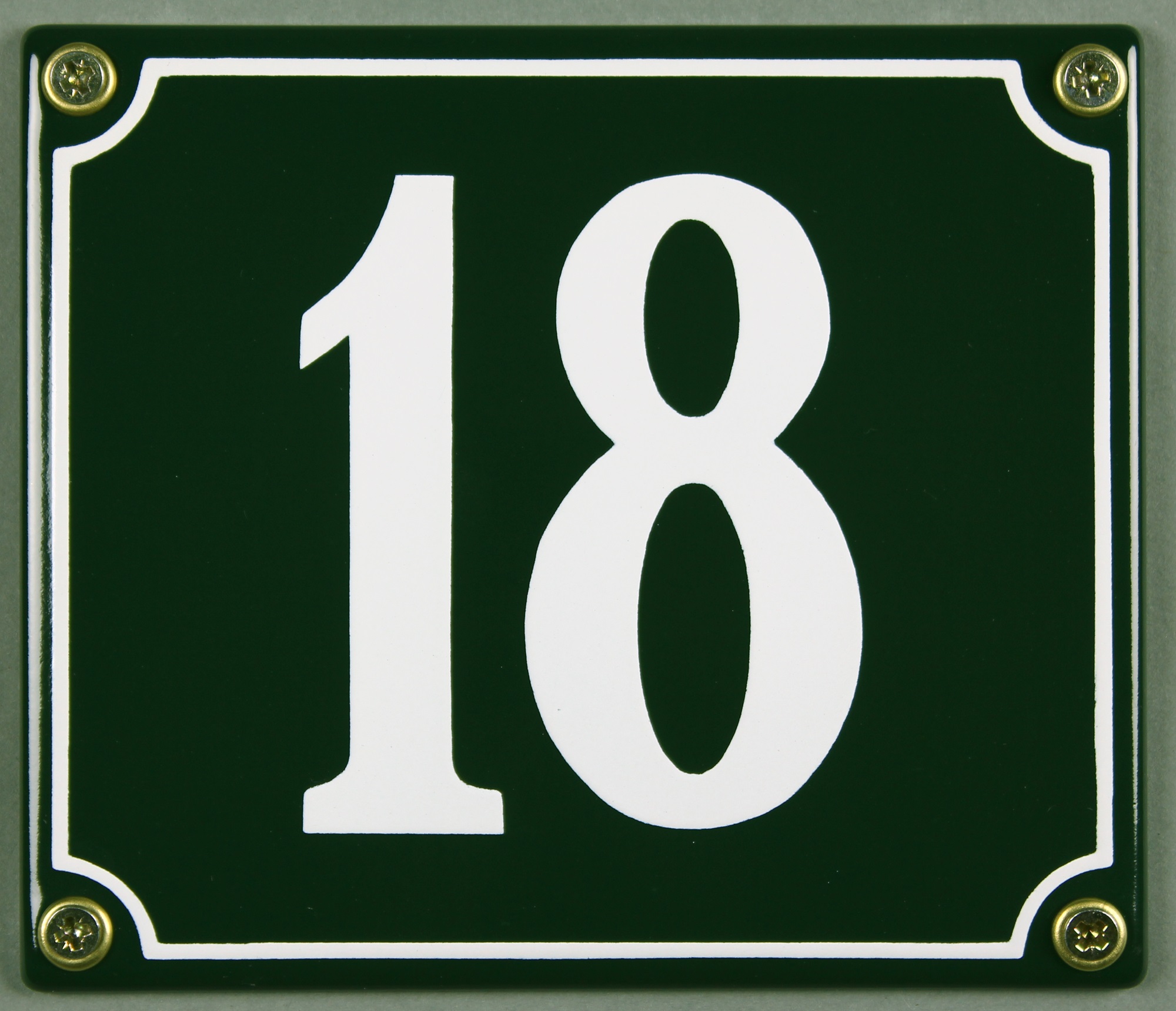 hausnummer-18-gruen-hausnummernschild-emaille