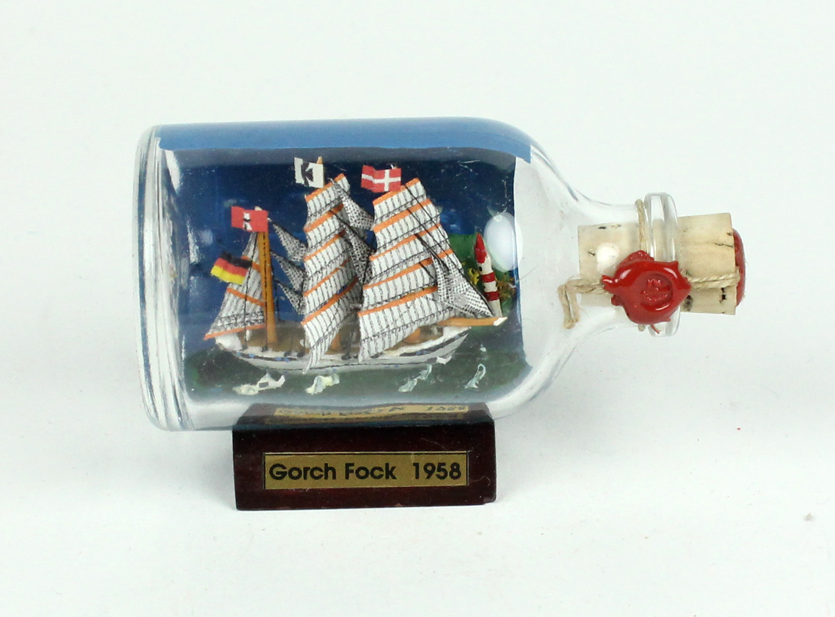 GORCH FOCK Schulschiff der Bundesmarine mit Landschaft und blauen Himmel Mini Buddelschiff 50 ml ca.