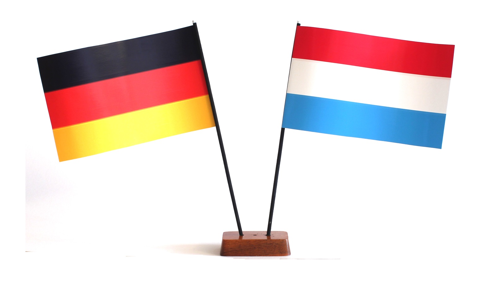 Mini Tischflagge Luxemburg 9x14 cm Höhe 20 cm mit Gratis-Bonusflagge und Holzsockel Tischfähnchen