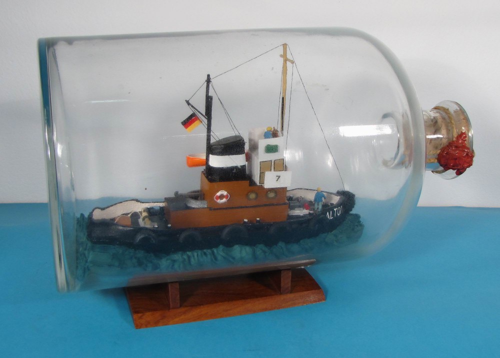 Buddelschiff Hafenschlepper ALTONA in 5 Liter Flasche