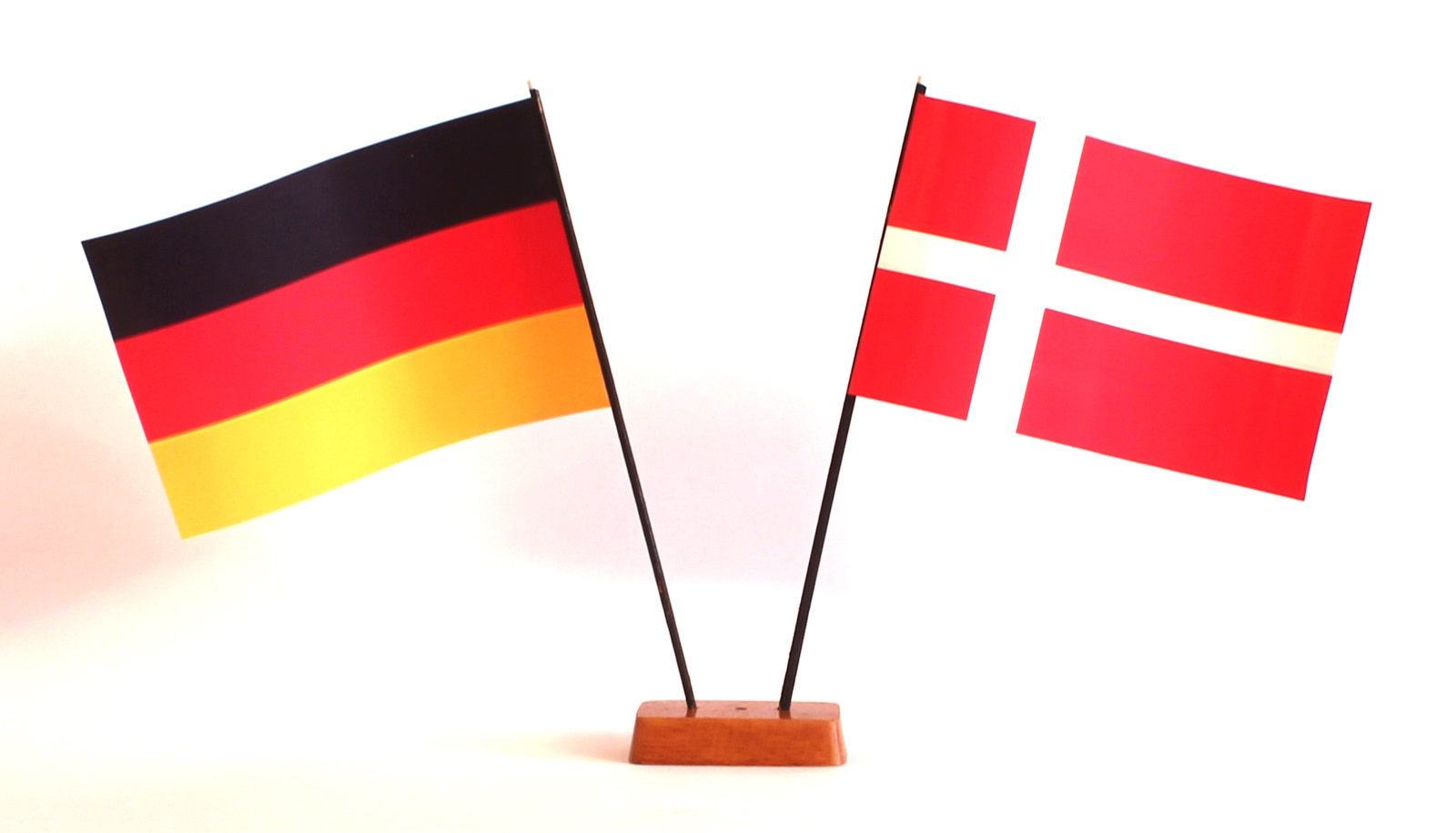 Mini Tischflagge Dänemark 9x14 cm Höhe 20 cm mit Gratis-Bonusflagge und Holzsockel Tischfähnchen