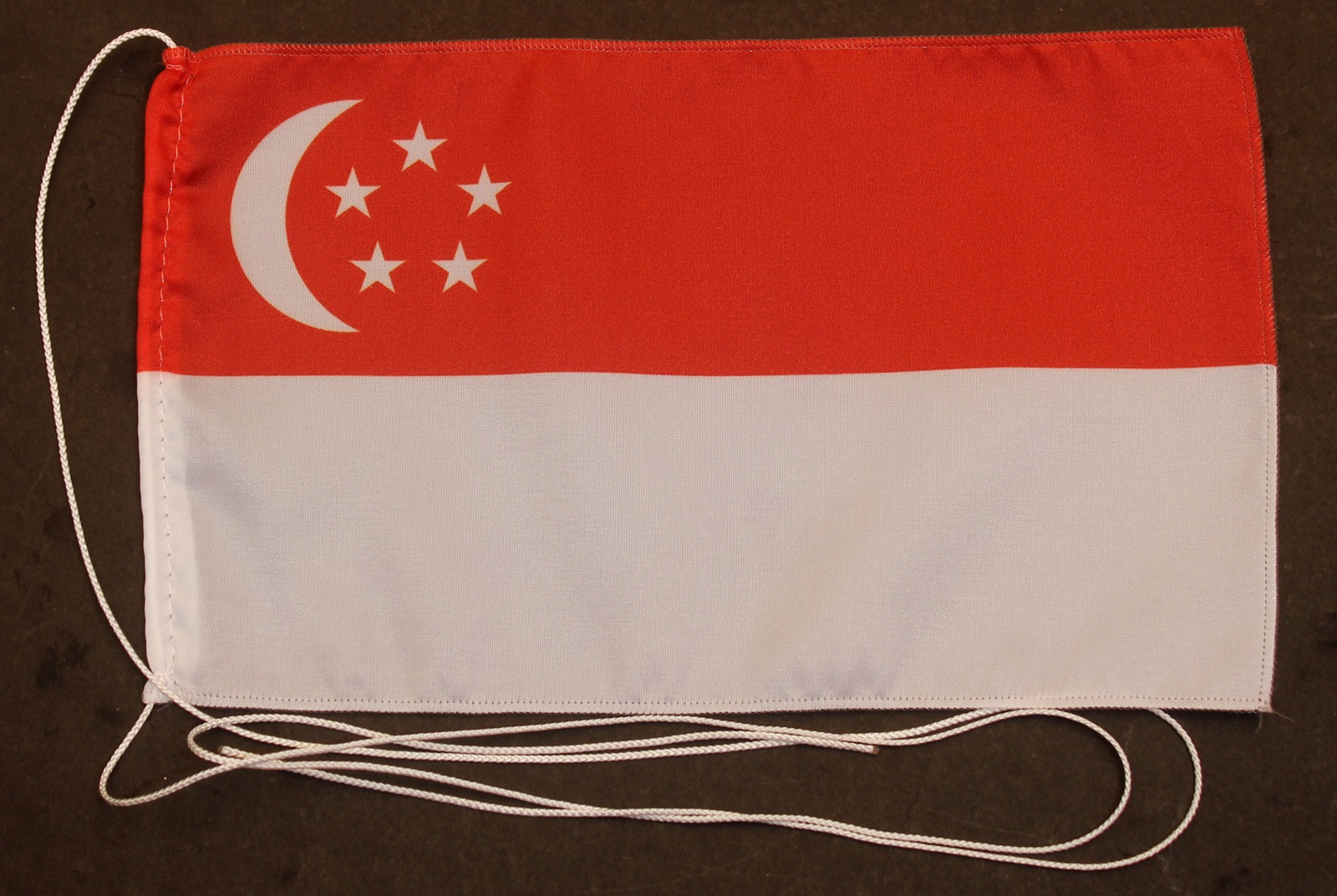 Tischflagge Singapur 25x15 cm optional mit Holz- oder Chromständer Tischfahne Tischfähnchen